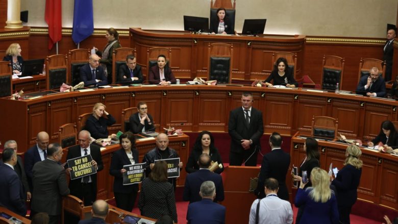 Kaos në Kuvendin e Shqipërisë, mbyllet seanca plenare, kalon ligji për investime strategjike