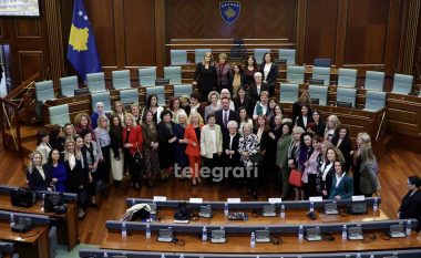 Ish-deputetet rikthehen në Kuvend, kujtojnë momentet historike të Kosovës