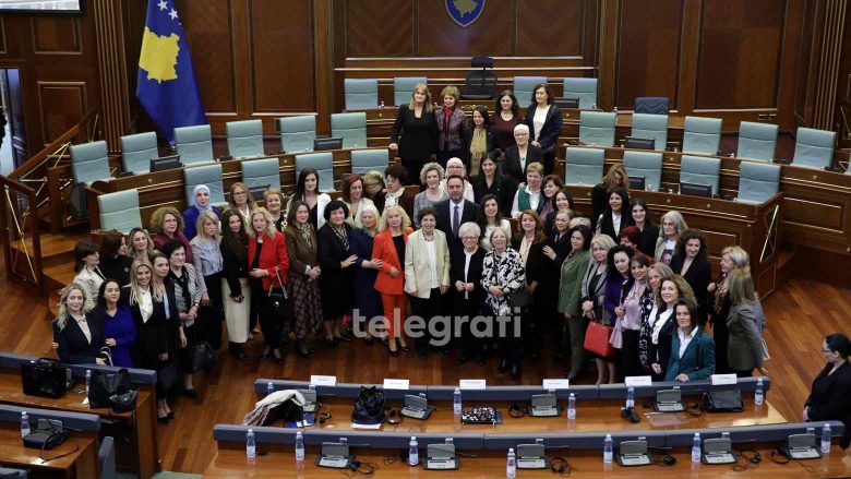 Ish-deputetet rikthehen në Kuvend, kujtojnë momentet historike të Kosovës