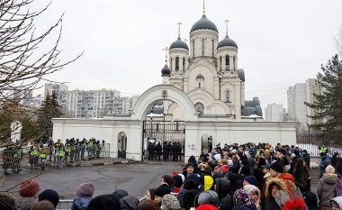 Autoritetet ruse nuk po ia dorëzojnë familjarëve trupin e pajetë të Navalnyt – ceremonia e varrimit mund të shtyhet për disa orë