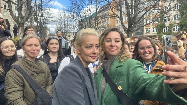 E veja e Navalnyt merr pjesë në një protestë kundër Putinit në Berlin