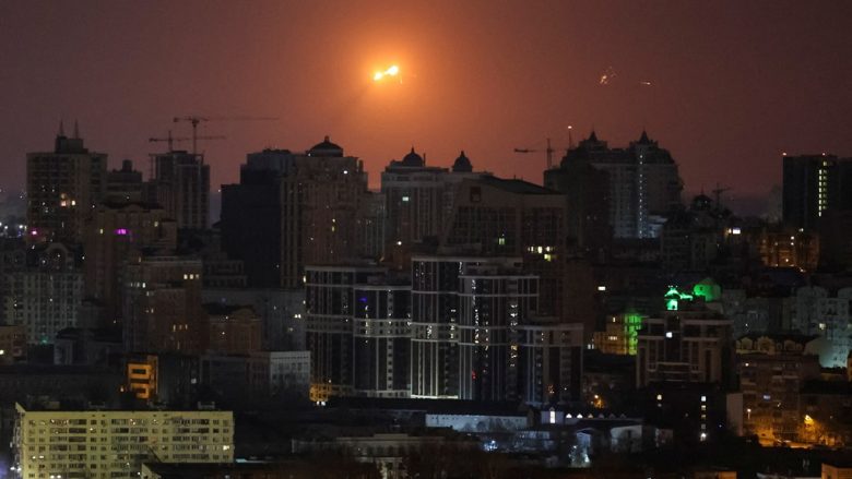 Kievi sheh shpërthime të shumta, e gjithë Ukraina vihet në gatishmëri pasi Rusia nisi një valë tjetër sulmesh ajrore