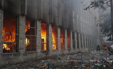 Rusët bombardojnë një ndërtesë banimi në Kharkiv, së paku pesë të vdekur