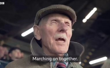 Moment emocionues – një tifoz 98 vjeç i këndon me çmenduri çdo fjalë himnit të klubit, pavarësisht se ai nuk e kujton as moshën e tij
