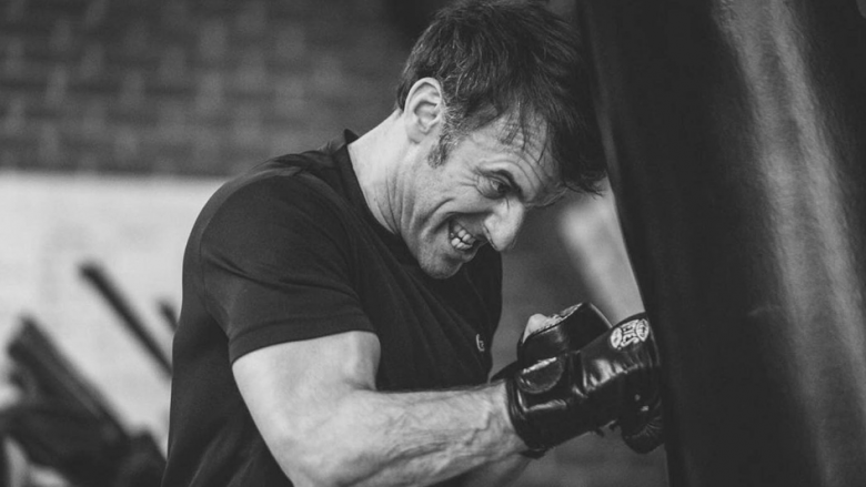 Emmanuel Macron zgjon vëmendjen në internet me imazhet duke ushtruar boks – bien në sy bicepsët e theksuar