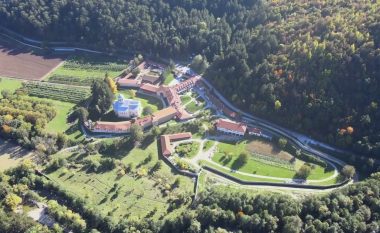 24 hektarët rreth Manastirit të Deçanit, vlerësohet se zbatimi i vendimit i takon Komunës