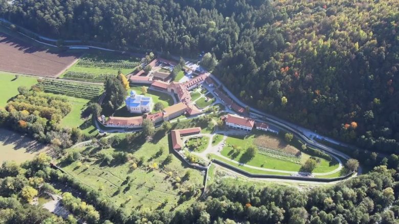 24 hektarët rreth Manastirit të Deçanit, vlerësohet se zbatimi i vendimit i takon Komunës