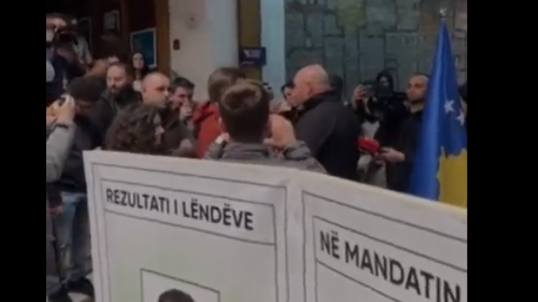 Para arrestimeve mbrojtja e afërt e Kurtit u kërkoi aktivistëve të PSD-së të lirojnë sallën