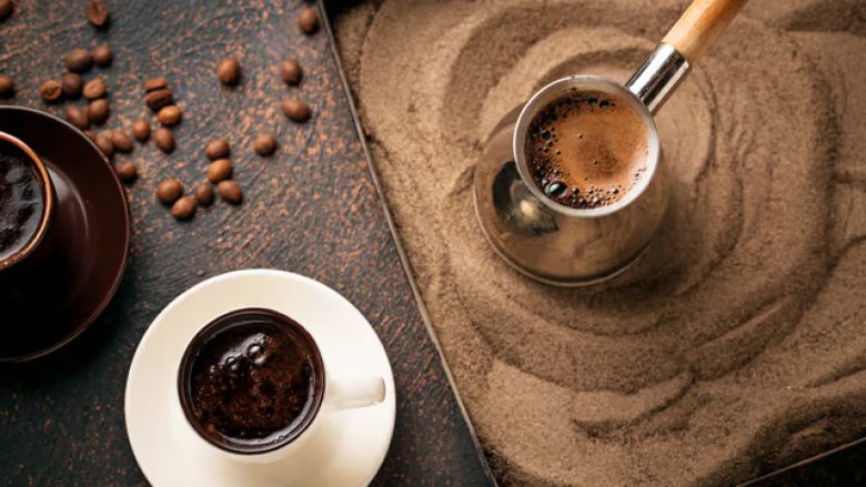 Të gjithë bëjmë gabime kur përgatisim kafe turke dhe ia prishim shijen, por mjafton të aplikoni një truk të thjeshtë