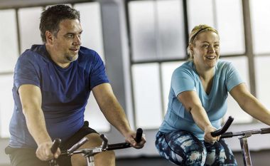 Si të stërviteni në një biçikletë dhome për të humbur peshë?