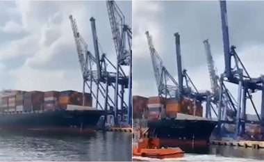 Momente tmerri në një port të Turqisë: Anija gjigante përplaset me tre vinça, i rrëzon një nga një