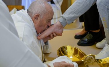 Pse Papa ia lan dhe ia puthë këmbët të burgosurve - edhe këtë vit e bëri të njëjtin veprim kreu i Kishës Katolike