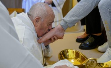 Pse Papa ia lan dhe ia puthë këmbët të burgosurve – edhe këtë vit e bëri të njëjtin veprim kreu i Kishës Katolike