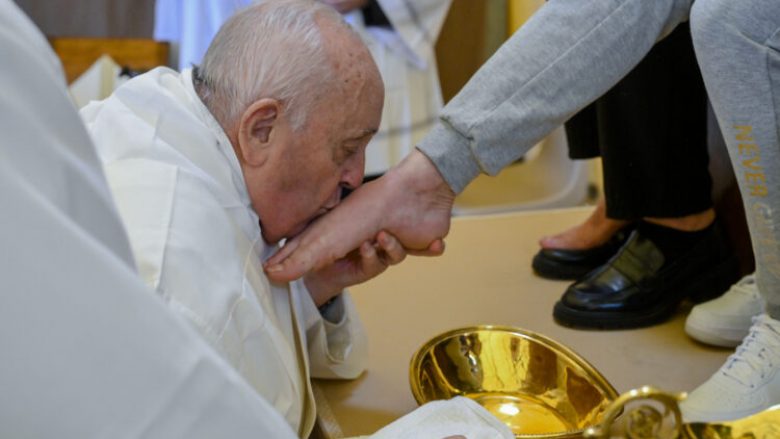 Pse Papa ia lan dhe ia puthë këmbët të burgosurve – edhe këtë vit e bëri të njëjtin veprim kreu i Kishës Katolike