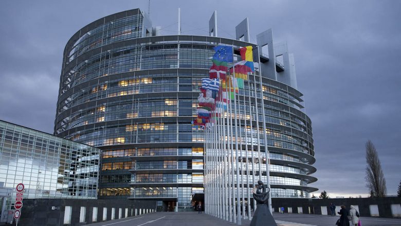 A ka fuqi Parlamenti Evropian të ndikojë për heqjen e sanksioneve ndaj Kosovës?