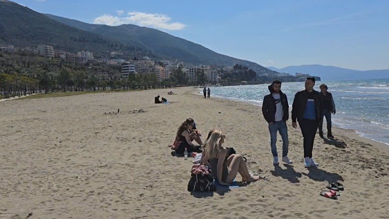 Nis sezoni i plazhit në Vlorë, turistë nga vende të ndryshme shijojnë rrezet e diellit