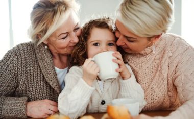 Gjyshërit mund të kenë një ndikim të rëndësishëm në shëndetin mendor të nënës, tregon studimi