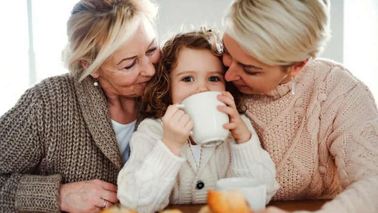 Gjyshërit mund të kenë një ndikim të rëndësishëm në shëndetin mendor të nënës, tregon studimi