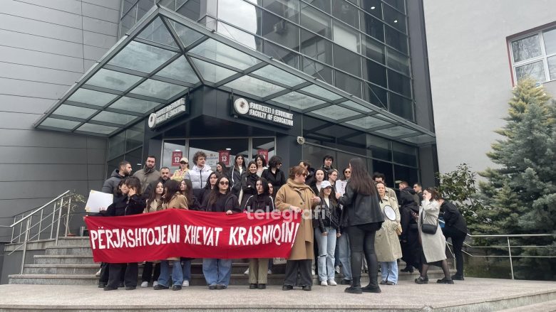 Protestë para Fakultetit të Edukimit, 27 studente e akuzojnë profesorin për ngacmim seksual