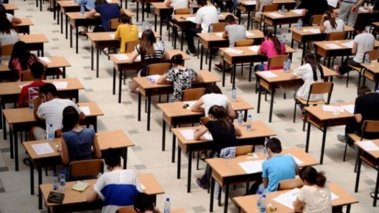 Bie numri i nxënësve që i nënshtrohen testit të maturës, Pupovci: Arsye mund të jetë rënia e interesimit për studime universitare