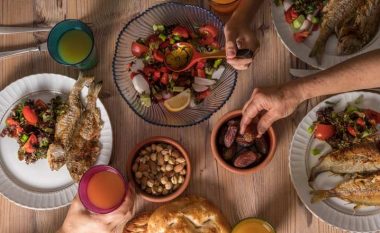 Metodat që do t’ju ndihmojnë të keni agjërim më të lehtë gjatë muajit të Ramazanit dhe të keni shëndet më të mirë