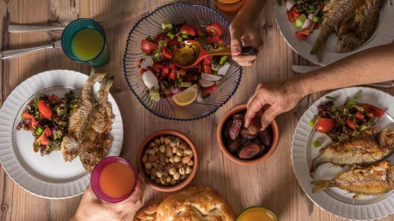 Metodat që do t’ju ndihmojnë të keni agjërim më të lehtë gjatë muajit të Ramazanit dhe të keni shëndet më të mirë