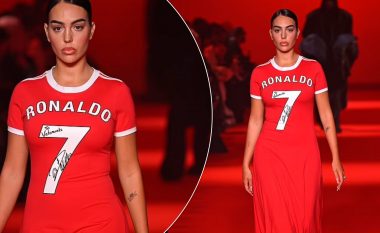 Georgina Rodriguez shfaqet me fanellën e famshme të të dashurit Cristiano Ronaldo, në sfilatën e Javës së Modës në Paris
