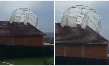 E pazakontë, erërat e forta bëjnë që sera të përfundojë në kulmin e një shtëpie në Kosovë