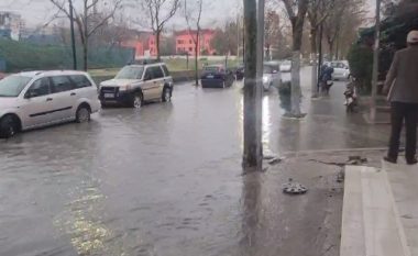 Reshje dhe stuhi shiu, përmbyten rrugët në Durrës
