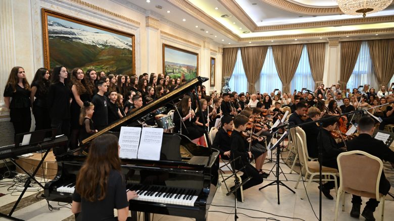 Kori dhe Orkestra e fëmijëve të Prishtinës “Amadeus” premton magjinë e muzikës në Shkup