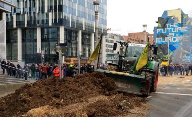 Pamjet e kaosit në Bruksel - fermerët hedhin pleh organik në rrugë, policia iu përgjigj me topa uji