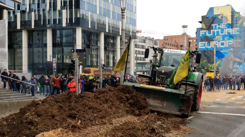 Pamjet e kaosit në Bruksel – fermerët hedhin pleh organik në rrugë, policia iu përgjigj me topa uji