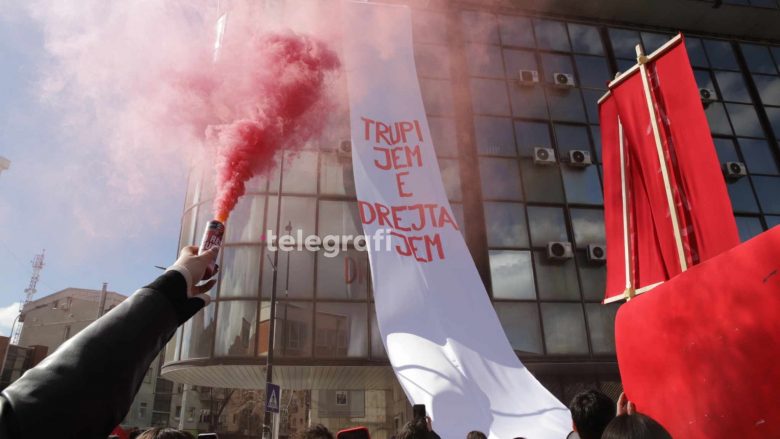 Thirrje për drejtësi dhe barazi, tym i kuq në marshin tradicional “Marshojmë s’festojmë”