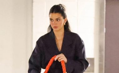 Kostumi dhe çanta portokalli e Kendall Jenner janë një mësim në teorinë e ngjyrave
