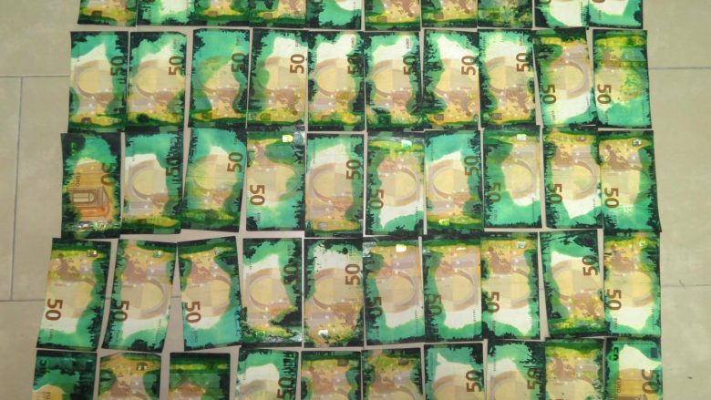 Konfiskohen mbi 25 mijë euro, policia arreston dy persona në Prishtinë për falsifikim parash dhe vjedhje nga bankat