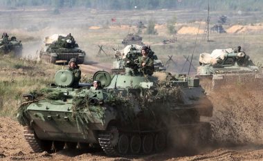 Bjellorusia nis stërvitjet ushtarake në zonat afër kufirit me Ukrainën, Lituaninë dhe Poloninë