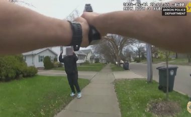 “Është e rreme”, polici në Ohio qëllon mbi adoleshentin që mbante në dorë një revole lodër – e plagosë në dorë  