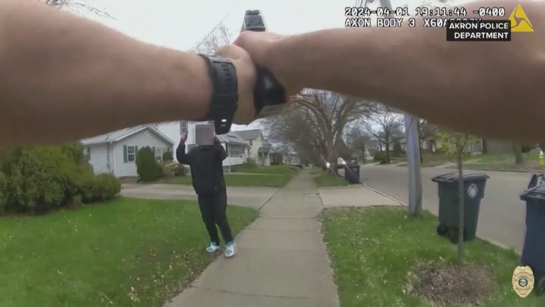 “Është e rreme”, polici në Ohio qëllon mbi adoleshentin që mbante në dorë një revole lodër – e plagosë në dorë  