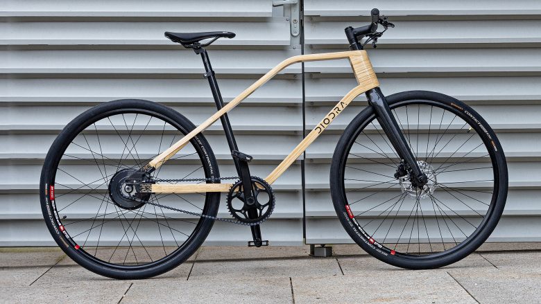 Biçikleta elektrike e punuar nga druri i bambusit, kushton 2,200 euro – ka një rreze prej 100 kilometrash
