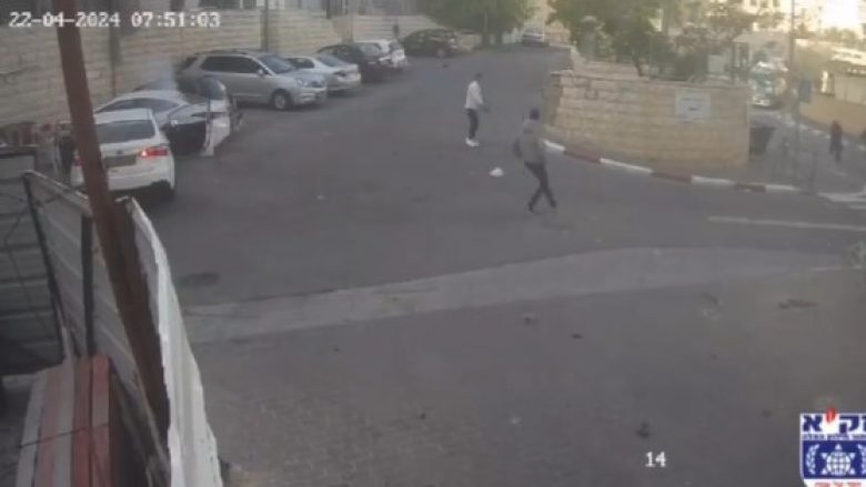 Shtypin me veturë këmbësorët në Jerusalem, lëndohen tre persona – policia arreston sulmuesit dhe publikon pamjet