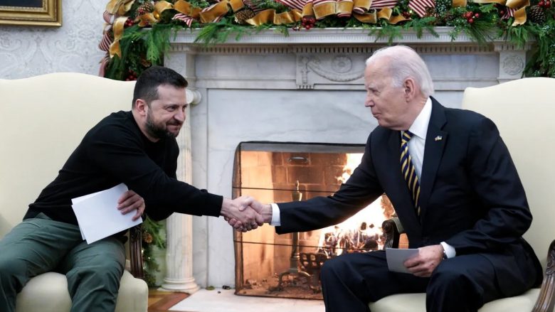 Biden i premton Zelenskyt se do të nënshkruajë projektligjin e ndihmës ushtarake sapo Senati të miratojë