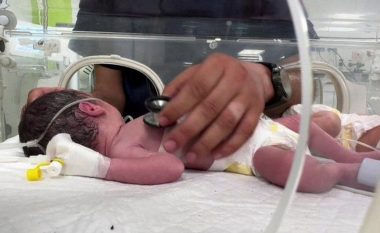 Mjekët shpëtojnë foshnjën 7 muajshe nga barku i palestinezes së vdekur, shtëpia e tyre u bombardua nga izraelitët në Rafah