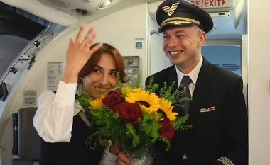 Piloti polak i aeroplanit i propozon martesë partneres e cila punon si stjuardese – momentin emocionues e ndau me pasagjerët