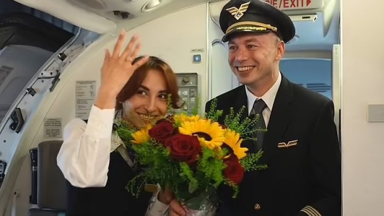 Piloti polak i aeroplanit i propozon martesë partneres e cila punon si stjuardese – momentin emocionues e ndau me pasagjerët