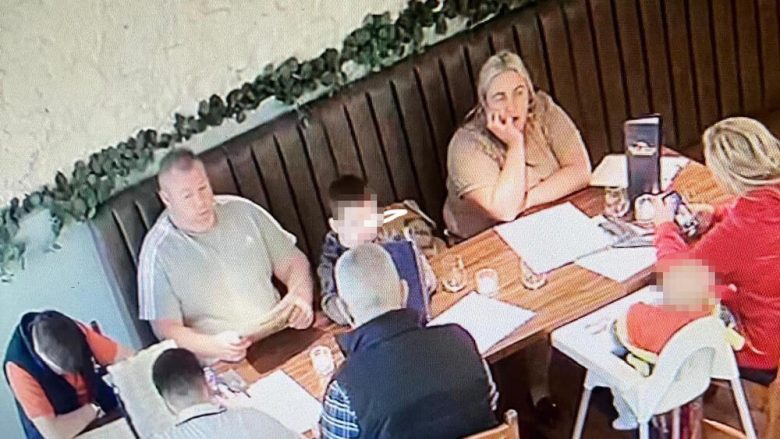 Familja tetëanëtarëshe në Uells largohen nga restoranti pa paguar, konsumuan ushqim në vlerë prej 380 euro – pamjet bëhen virale