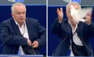 Eurodeputeti sllovak nxori pëllumbin dhe e lëshoi në Parlamentin Evropian si gjest i paqes në botë – i reagojnë të pranishmit