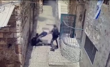 Shtetasi turk iu vërsul me thikë policëve izraelitë në Jerusalem, qëllohet për vdekje – publikohen pamjet e momentit rrëqethës