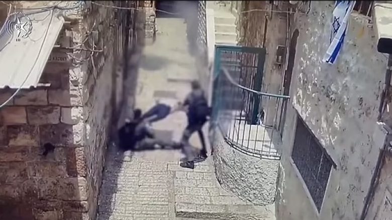 Shtetasi turk iu vërsul me thikë policëve izraelitë në Jerusalem, qëllohet për vdekje – publikohen pamjet e momentit rrëqethës