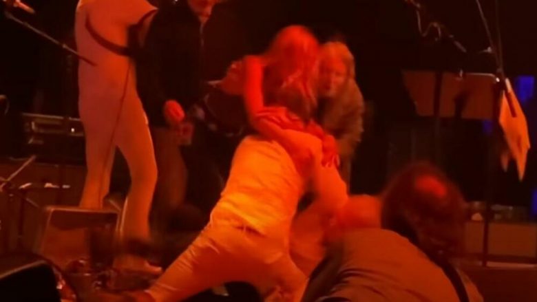 Rrahje masive në qendër të Budapestit – gra e burra grushtojnë dhe shqelmojnë njëri-tjetrin para klubit të natës