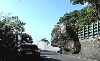 Guri gjigant po binte nga shkëmbi, përfundon direkt mbi veturën në lëvizje – pasojat e tërmetit shkatërrues në Tajvan